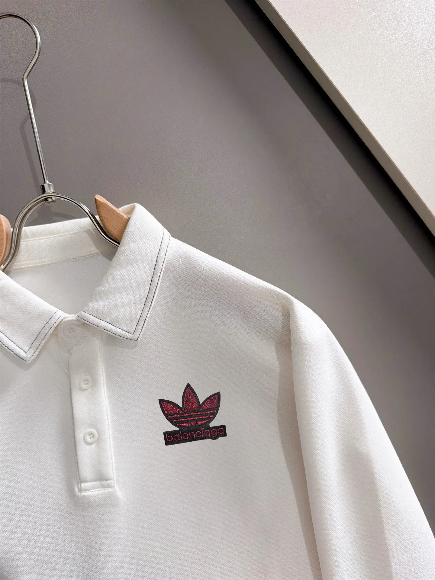 Paris Clover exclusively launches the 2026 autumn and winter New Arrival long-sleeved sweatshirts for men and women. Same Style. Many stars have the same style. Craftsmanship that ordinary small workshops cannot copy. No matter in terms of materials, detail restoration and craftsmanship, we are not afraid of any challenges, just to provide you with wonderful products. Compare the top Original versions at will. No expense is spared just to make it better. Unique imported fabric feel. Purely imported German machine production. Precision operation. Thousands of needles density. A complete set of New Arrival accessories with three standards can be customized simultaneously. Versatile upper body is fashionable, a perfect choice for autumn and winter, and a must-have item. Sizes table: M-4XL (please state your height and weight when placing an order)